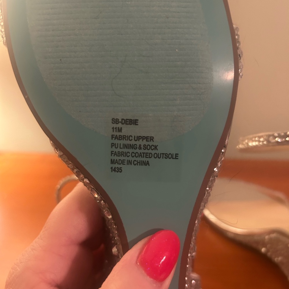 Betsey Johnson Debie Pump.   Silver.  New, never worn.  Size 11. - Picture 8 of 8